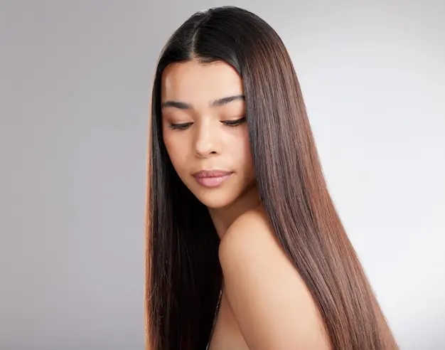 tener-pelo-largo-me-hace-sentir-como-princesa-foto-estudio-mujer-joven-atractiva-posando-sobre-fondo-gris_590464-66299.jpg
